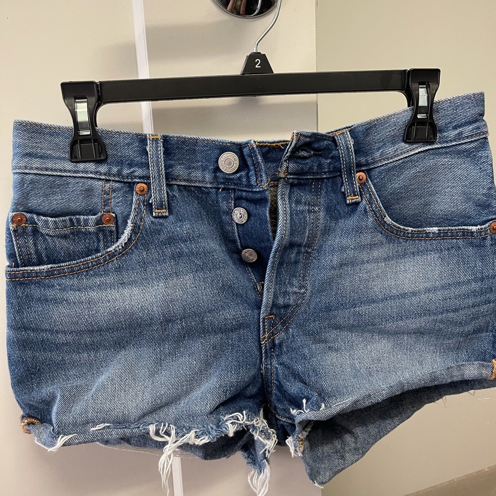 501 Levi cut off shorts medium wash